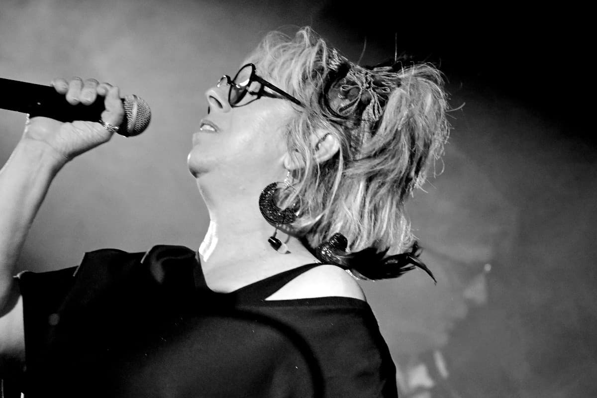 Stephanie-concert-La Capitelle-2024-noir et blanc